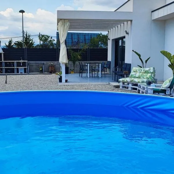 Chalet con piscina, terraza y barbacoa, hotel en Pallaresos