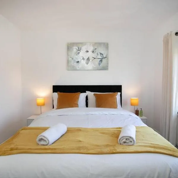 Maltby House, Rotherham for contractors & Families, free private parking, fast wifi, spacious,WIFI etc – hotel w mieście Rotherham