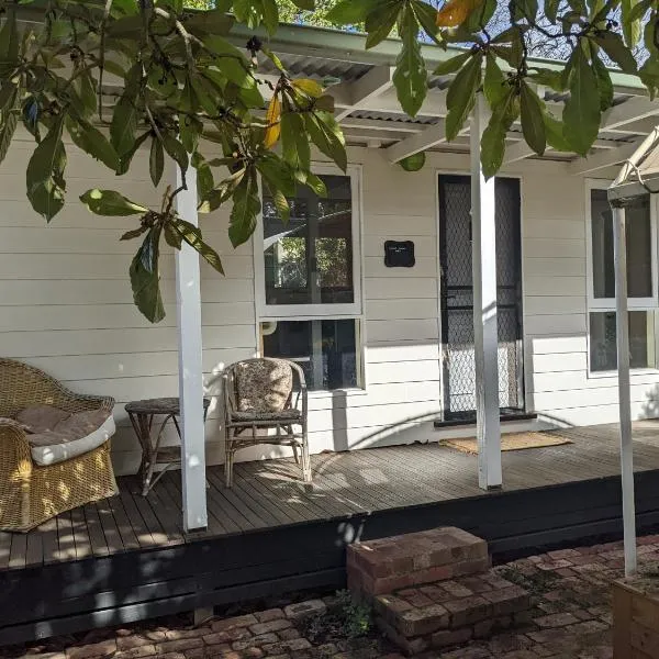 Large garden block with multiple dwellings in the centre of Bendigo, hotel v destinaci Bendigo