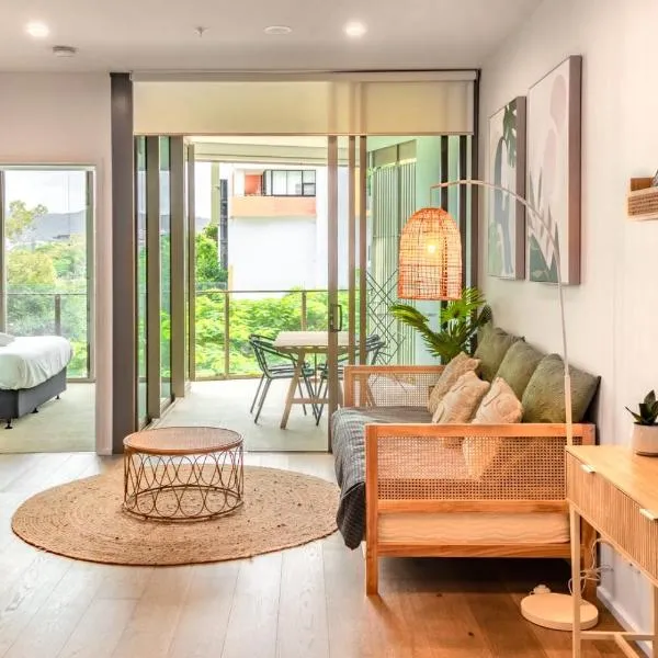 Brand New Riverside Designer 2BD apartment at West End, מלון בבריזבן