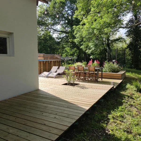 Adorable maison d'hôtes avec piscine- tiny house, khách sạn ở Saubrigues