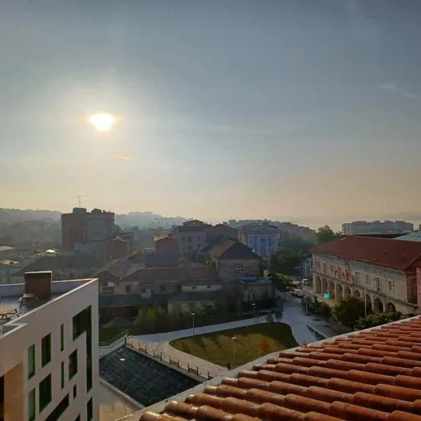 Habitaciones en El Atico de Tona mirando a la Bahia de Santander, hotel in Santander