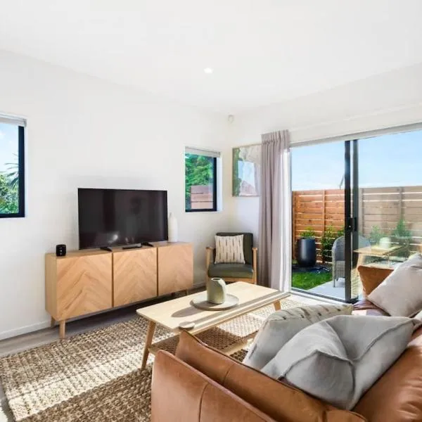 Stunning New 2BR Luxury in Pukekohe - WiFi Netflix, hotel v destinaci Pukekohe East