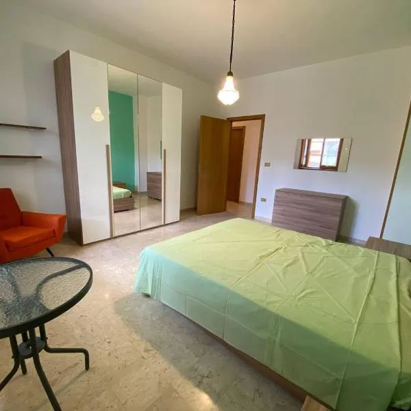 Casa Ester, hotel Aradeóban