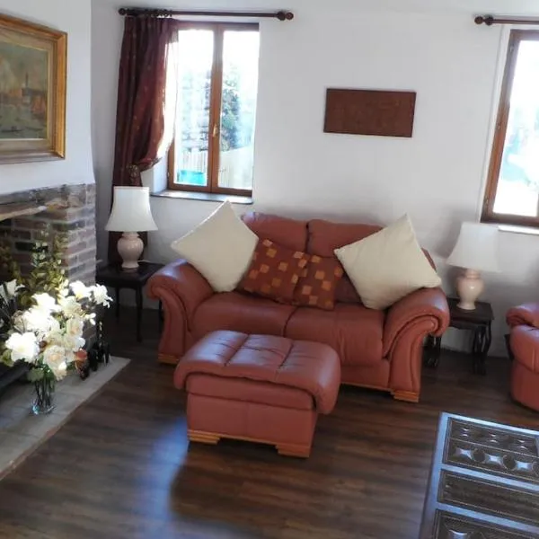 Comfortable, stylish house in small rural village, hotel in Étagnac
