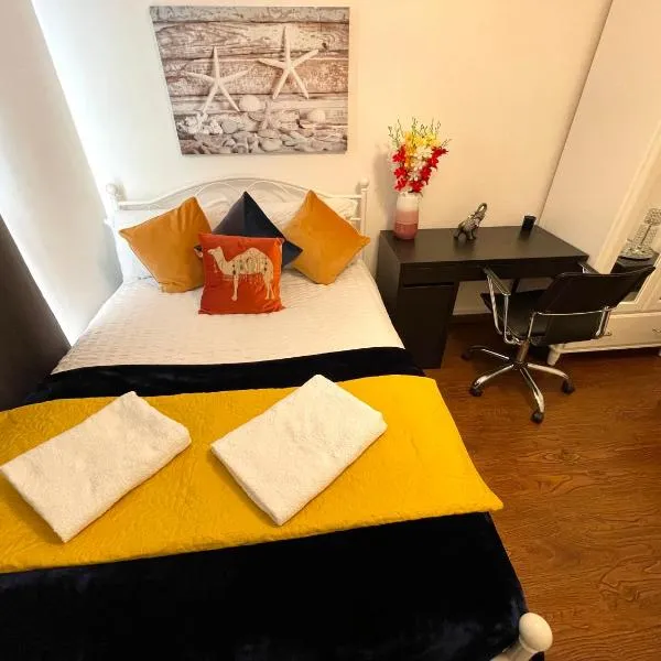 London Stratford Luxury House, 5 minutes walk Station, Westfield, 3 Bedrooms 3 Bathrooms, Reception, Garden, Parking, hotel v Londýně