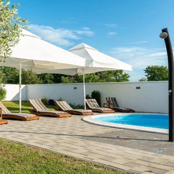 Apartment Leonardo, хотел в Galovac