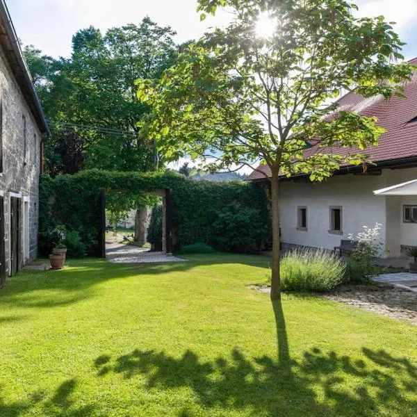 18 century Bohemian Farmhouse, hotel a Člunek