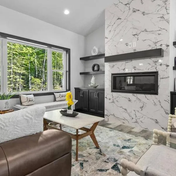 New, charming custom home, hotel in Sturgeon Bay