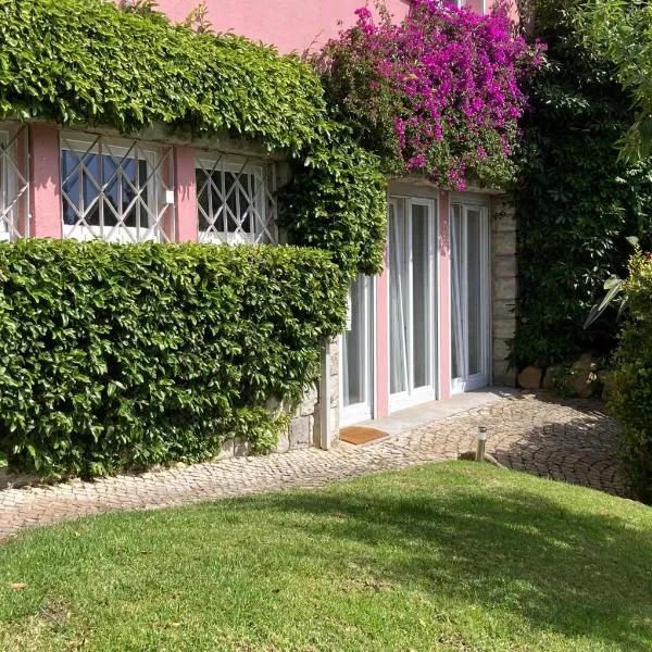 Quiet Studio with garden 8 Min from Beach, hotel v destinaci Estoril