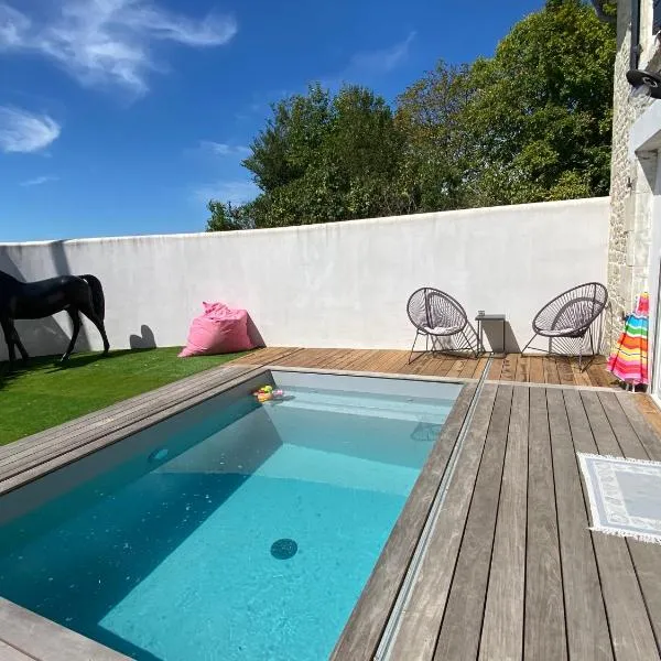 Chez Isabelle et Johann, hotel in Angliers