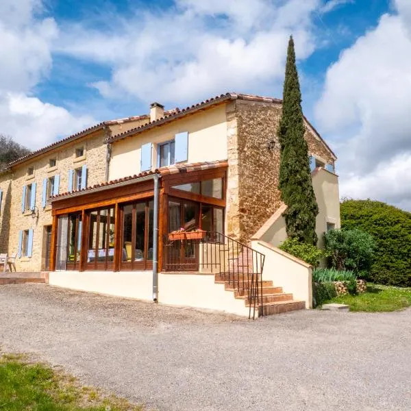 Gites et Roulottes au Domaine de la Trille, hotel in Sainte-Foi