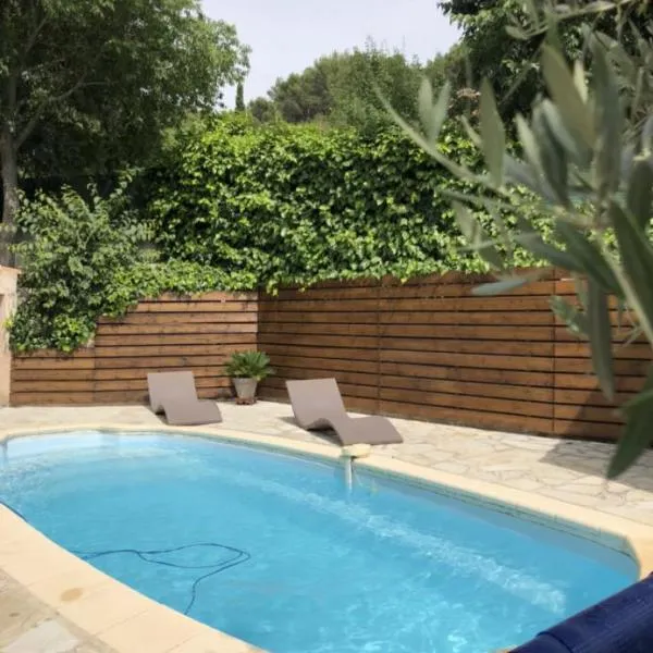 Magnifique Haut de Villa piscine et BBQ proche Cassis, La Ciotat, Circuit Castellet – hotel w mieście Cuges-les-Pins