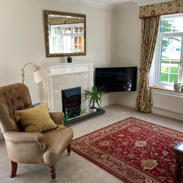 Exclusive 2 Bedroom Apartment with Summer House and Hot Tub, hotel in Daventry
