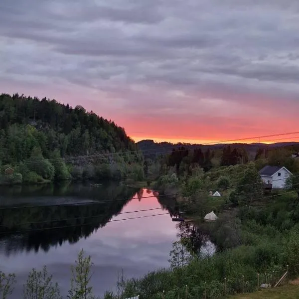 Glamping on idyllic lake, paddle boards & rowboat, hôtel à Porsgrunn