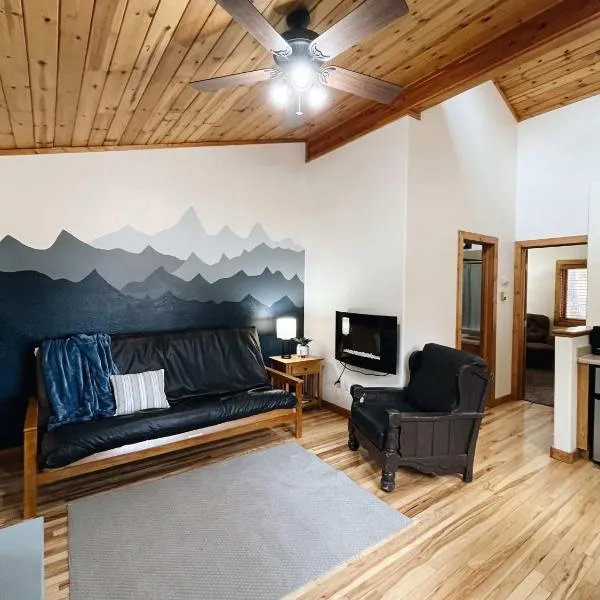 Cozy Cabin suite bed and breakfast, hotel in Westcreek