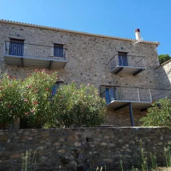 Entire Home in Laconia, hotel v destinaci Longástra