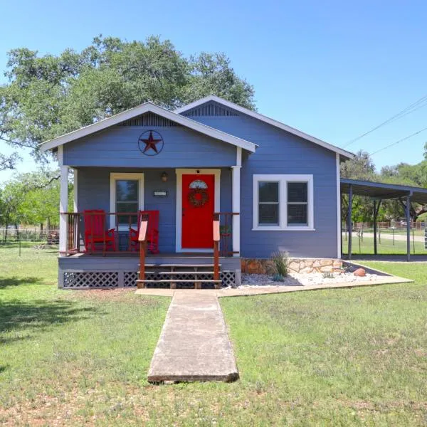 Bandera Bungalow - River, Downtown, Peaceful fenced corner lot! King bed!, hotel a Bandera