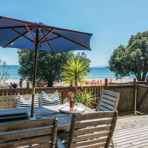 Onetangi Waterfront Bach - Coast & Country, hôtel à Onetangi