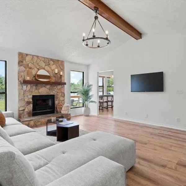 Spacious Home Near Beach, Large Yard, Game Room and Dog Friendly, hotel en Jacksonville