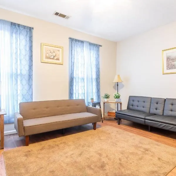 Sunny Sweetheart-Front Apartment near Riverwalk, hotel v destinaci Columbus