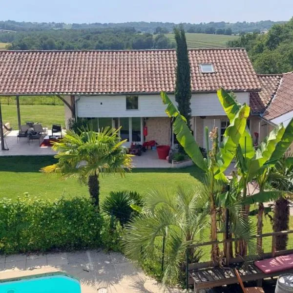 Maison avec piscine chauffée et pool house, Hotel in Saint-Mont