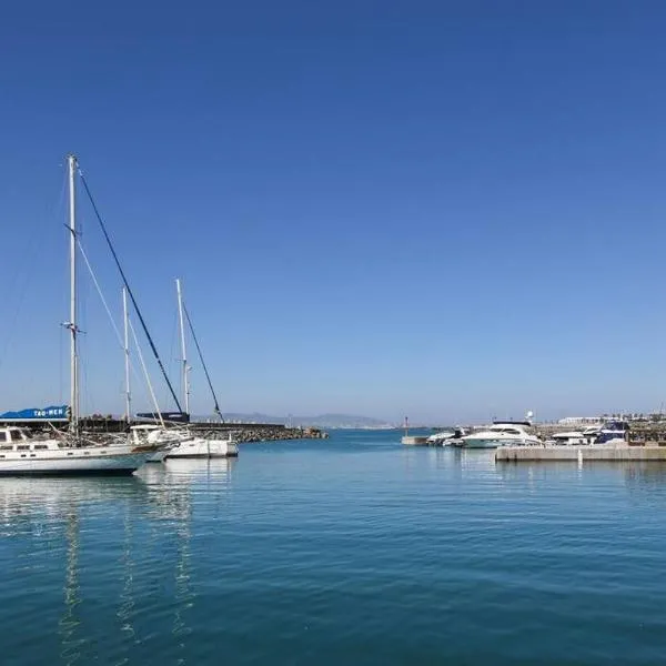 Spacious sea facing one bedroom apartment, khách sạn ở Cape Town