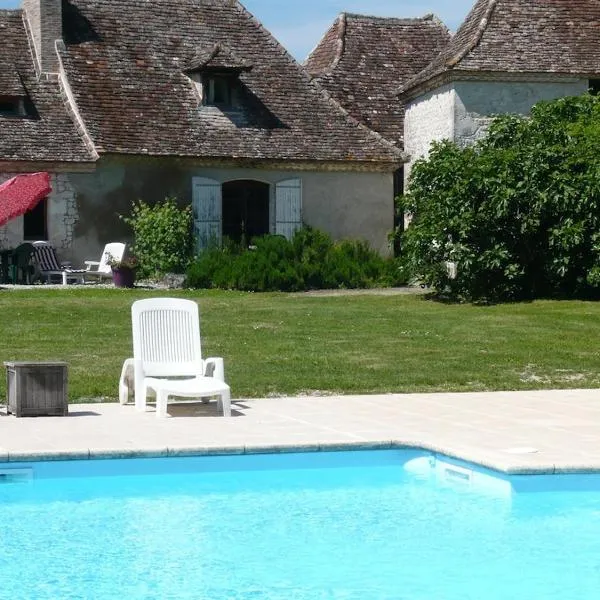 luxury cottage for 2, beautiful views, large swimming pool, no children, hotel in Issigeac