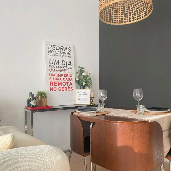 Lisbon, renovated T2 apartment Portas de Benfica, hotell i Amadora
