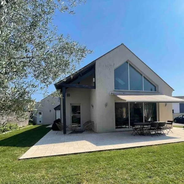 Villa contemporaine à 2 kms de Chartres, hôtel à Gellainville