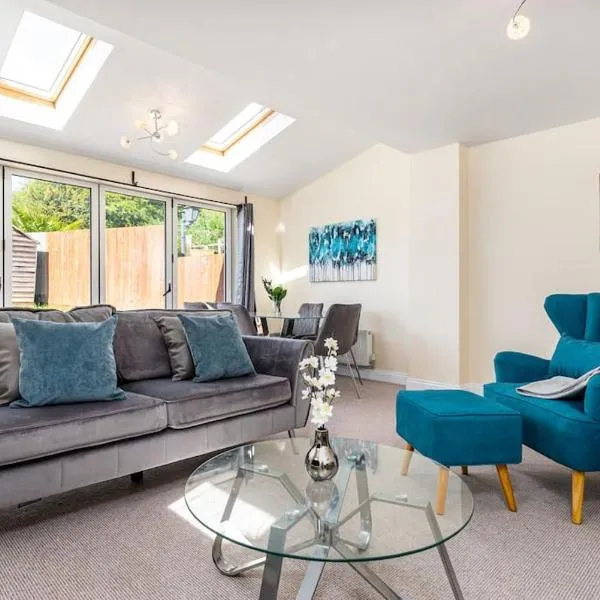 Fortified 4 Bedroom Holly Lodge, hótel í Bristol