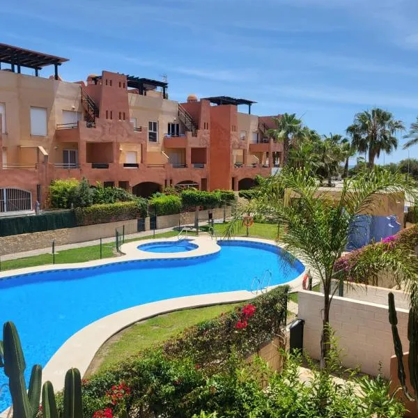 Apartamento coqueto con terraza y cerca de la piscina comunitaria y de la playa!, hotel em Playas de Vera