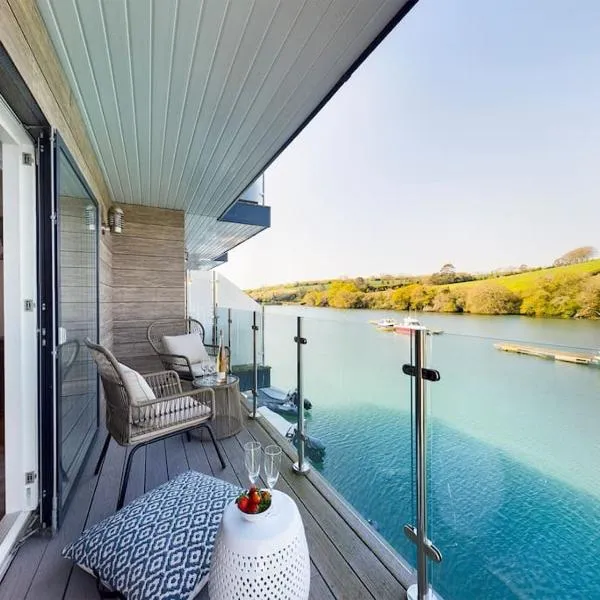 1 The Boatyard - Water fronted, town location & parking for 2 cars, hotel in Kingsbridge