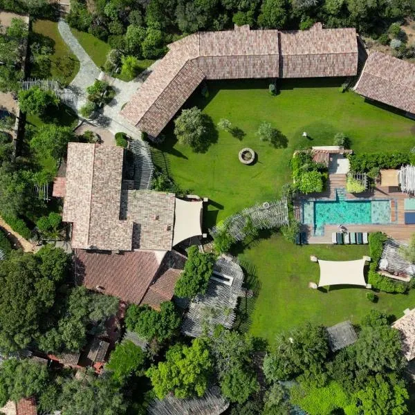 Domaine Pozzo di Mastri hôtel & spa, hotel v destinaci Figari