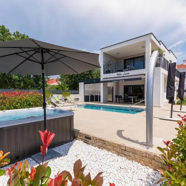 Villa Lucia with Jacuzzi and Private Pool, hotell sihtkohas Kadumi