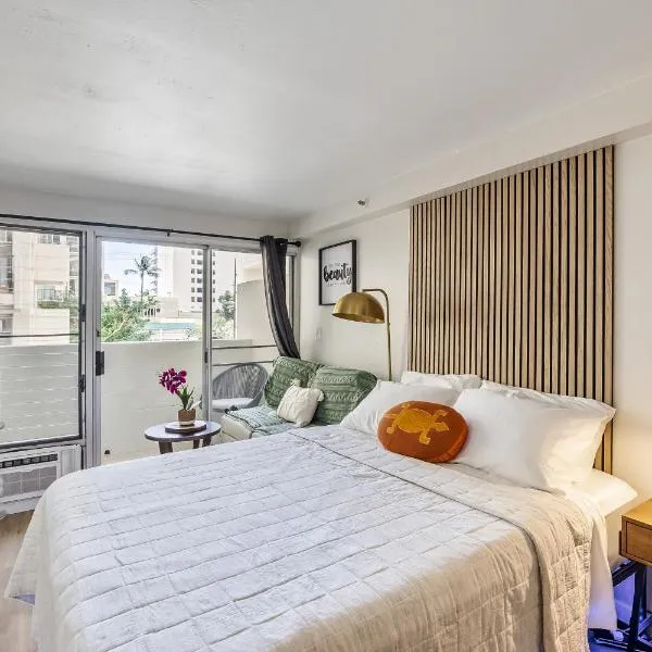 Bright & Cozy Condo Unit with Balcony!, hotel in Honolulu