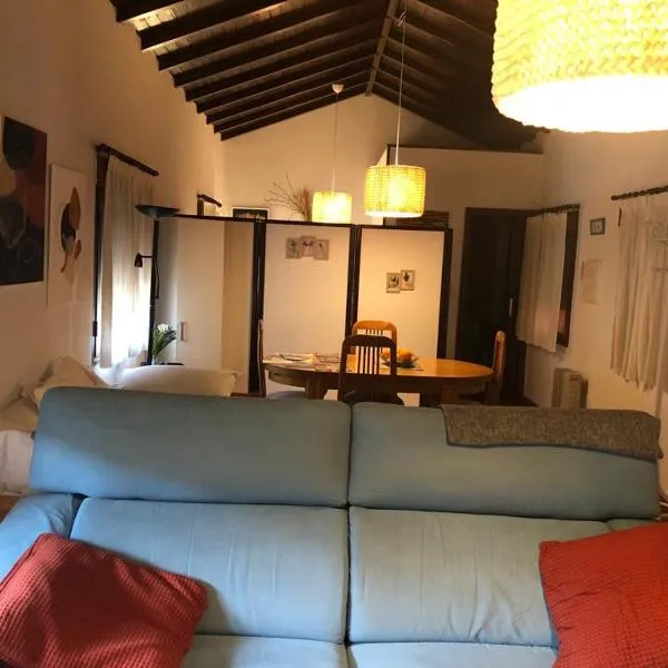 Apartamento estudio de 50m2, todo exterior y con patio, ideal para parejas, familias con niños pequeños y para hospedajes de largas estancias, con techo abuhardillado y una de las mejores vistas de Toledo, hotel in Toledo