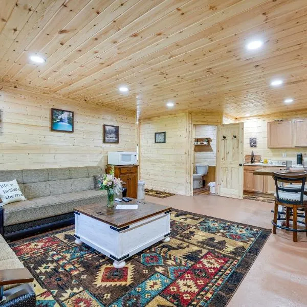 Charming Cabin Near Roaring River State Park!, hotel Cassville-ben