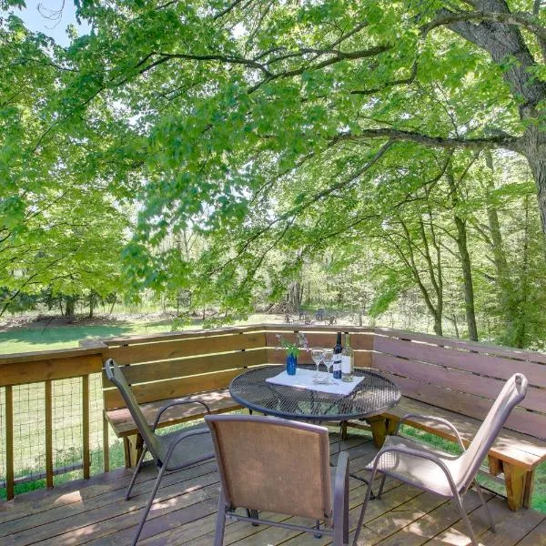 Updated Home with Deck 2 Mi to Sister Bay Beach!, hotel in Sister Bay