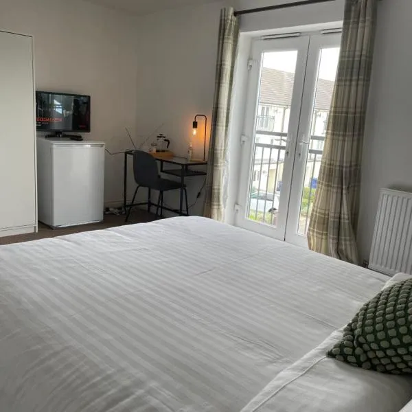 Luxury Rooms In Furnished Guests-Only House Free WiFi West Thurrock, hotel in Grays Thurrock