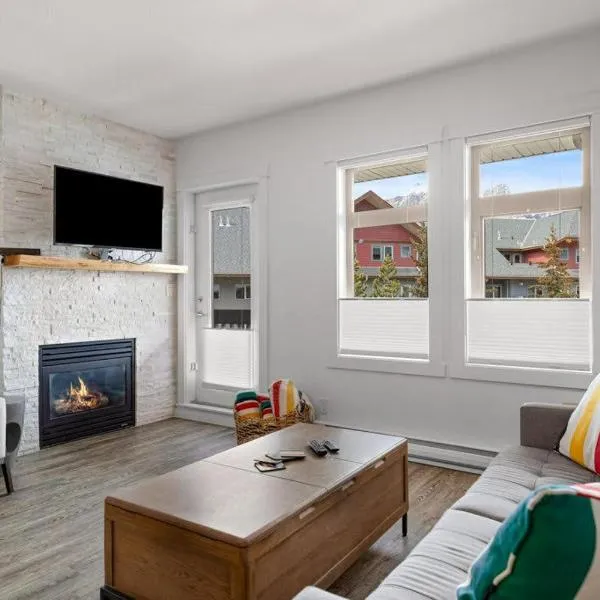 Beautiful Renovated Wolf 2Bed 2Bath, hotel i Canmore