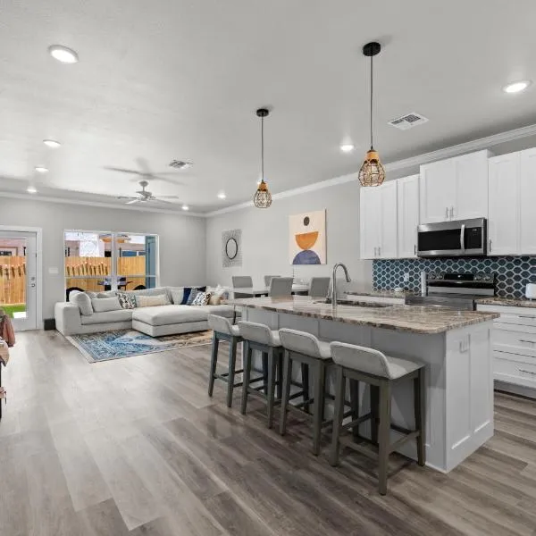 Beautiful New 3 Bedroom Townhouse w/ Private Pool, hotel v destinaci Corpus Christi