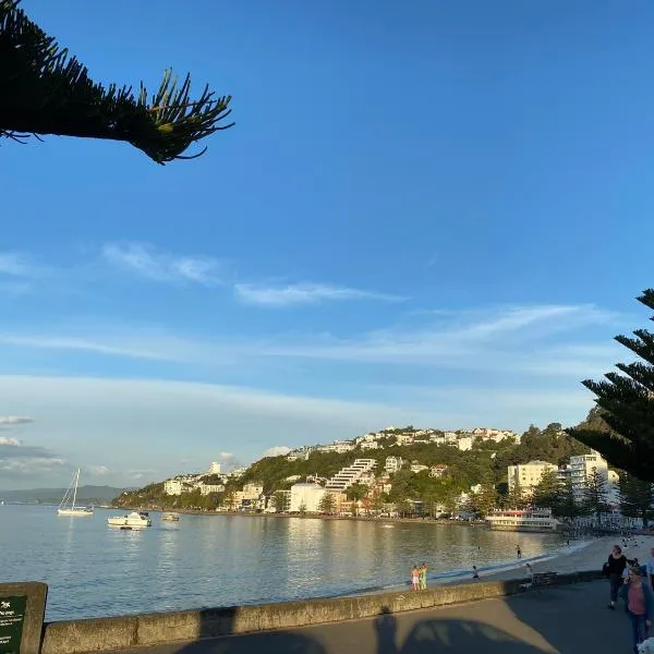 Beach house in Oriental Parade, hotel a Wellington