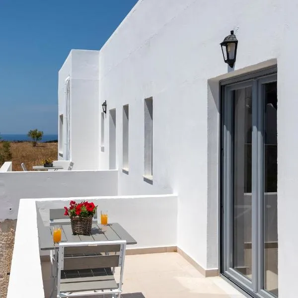Chrysonisos Suites with Sunset & Seaviews near Kini, hotel v destinácii Ano Syros