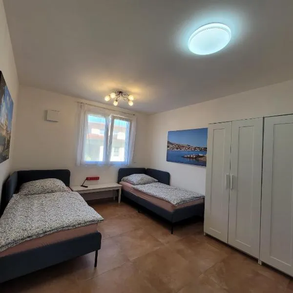 Pension Chen mit 2 Schlafzimmern, EBK, separat Balkon, hotel v destinaci Griesstätt