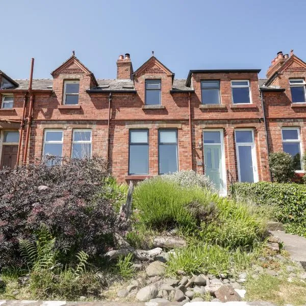 Pow-Wow Shore Cottage, hotel in Annan