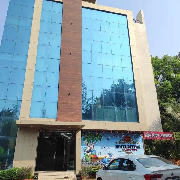 Hotel Deepak Executive, Ganpatipule, hotel en Malgund