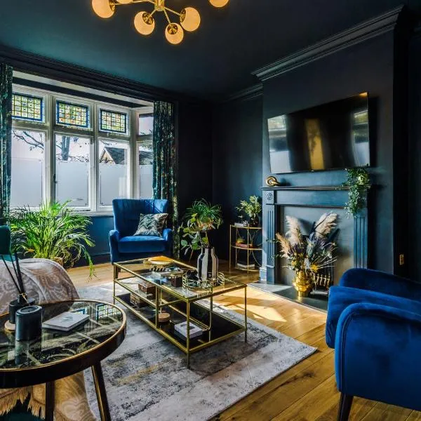 Exceptional 4 Bed House in The Windsor Tapestries by Casa by Grace - Sleeps 7-9, Private Hot Tub Hire, Free Parking, Dog Friendly, Legoland, Windsor Castle, Hotel in Windsor