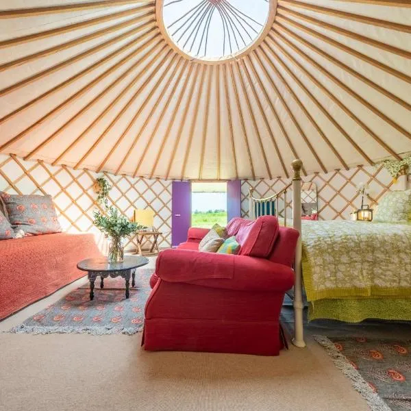 Luxury glamping in Constable Country - Valley View Yurt, hotel in Edwardstone