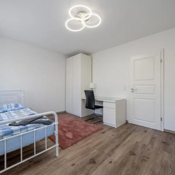 up to 3 private rooms with 2 bathrooms, hotel in Hannover